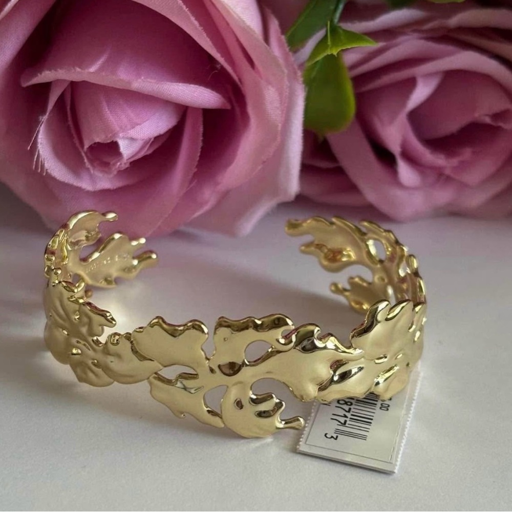 NWT Kendra Scott Savannah Cuff Bracelet in gold